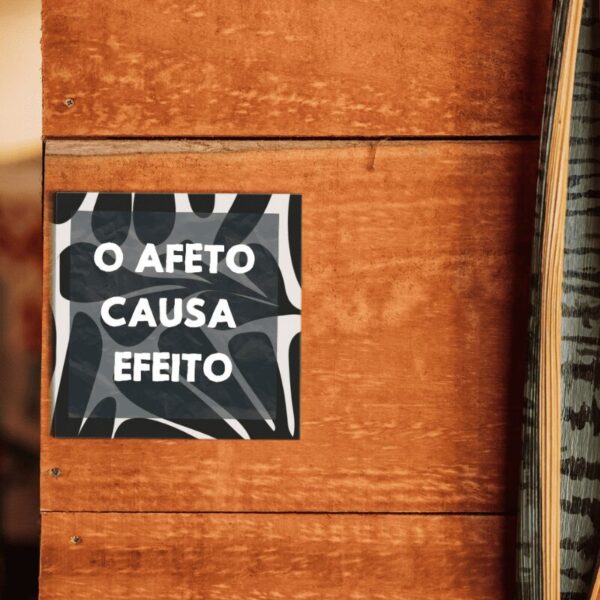 Azulejo decorativo Afeto Causa Efeito com moldura, pendurado na parede