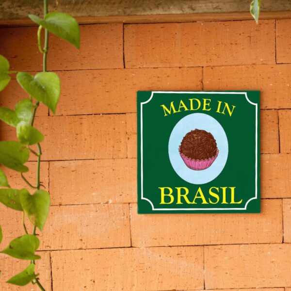 Azulejo decorativo Brigadeiro Made in Brasil com moldura, pendurado na parede