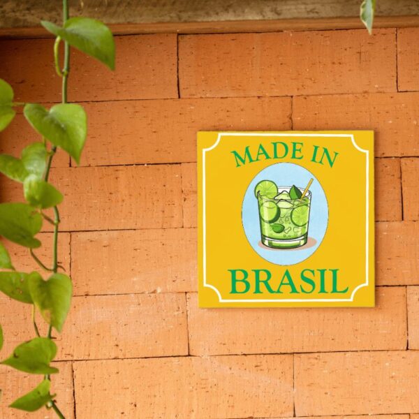 Azulejo decorativo Caipirinha Made in Brasil com moldura, pendurado na parede
