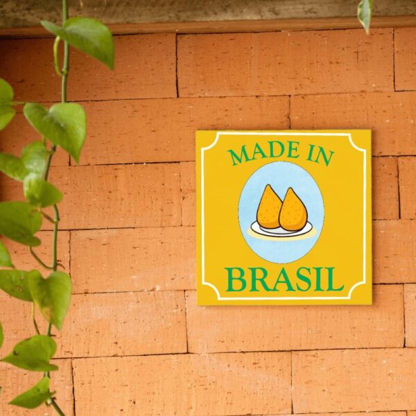 Azulejo decorativo Coxinha Made in Brasil com moldura, pendurado na parede
