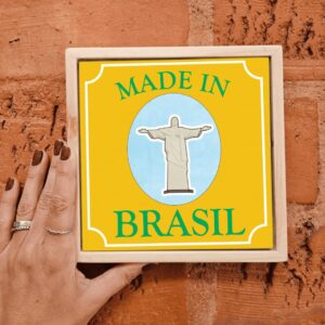Mão segurando o azulejo decorativo Cristo Redentor Made in Brasil