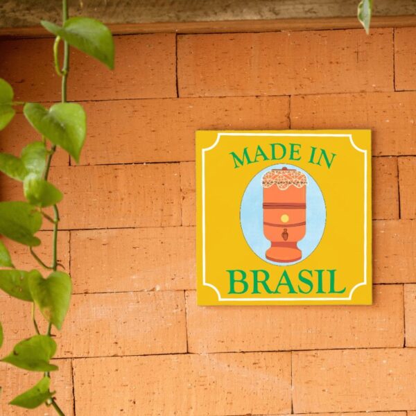 Azulejo decorativo Filtro de Barro Made in Brasil com moldura, pendurado na parede