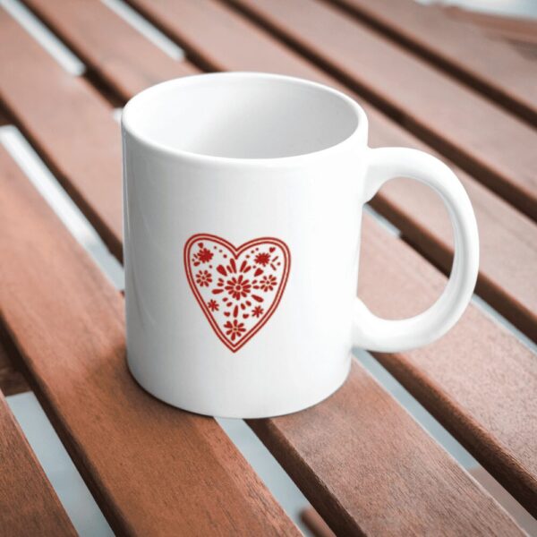 Caneca Pedaço Seu sobre a mesa de madeira