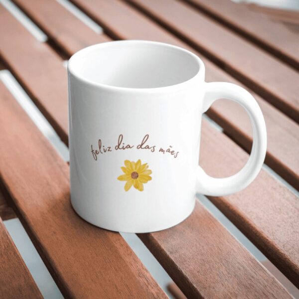 Caneca Se Escreve Mãe sobre a mesa de madeira