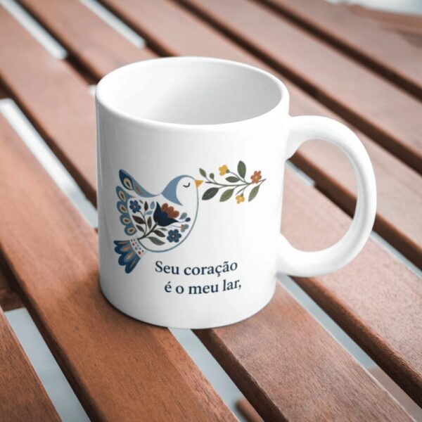 Caneca Personalizada Seu Coração é Meu Lar sobre a mesa de madeira