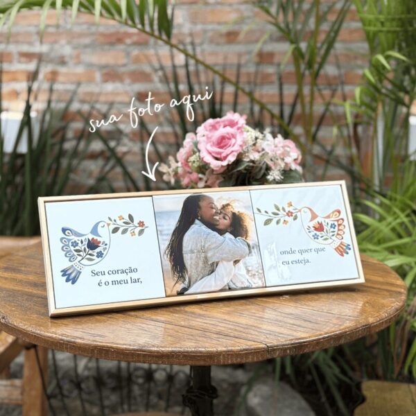 Trio de azulejos personalizados 15x45 com moldura moderna sobre mesa de madeira