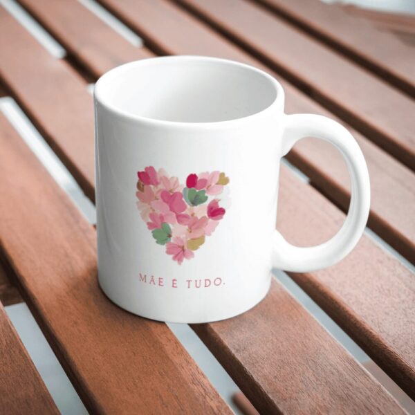 Caneca Personalizada Mãe com Foto sobre a mesa de madeira