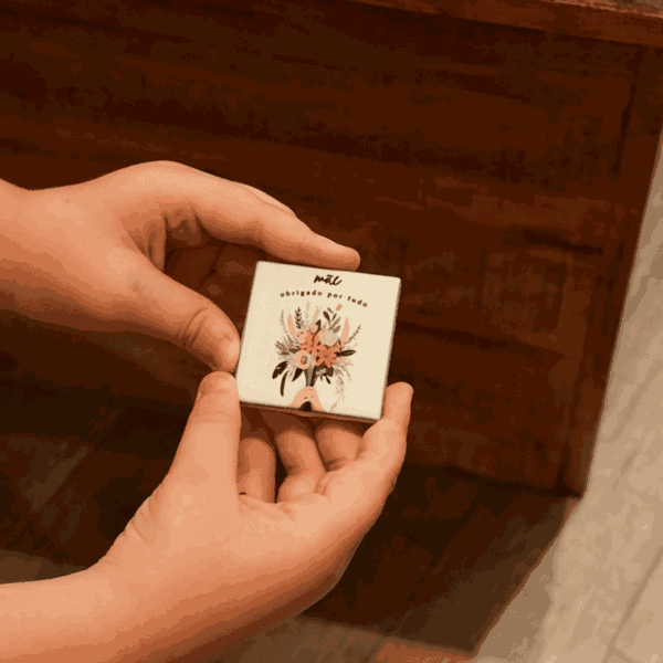 Mão segurando o imã Personalizado 5x5 em Mini Azulejo