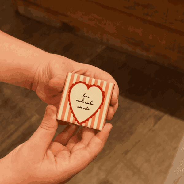 Mãos segurando ímã personalizado 5x5 em mini azulejo com coração e listras