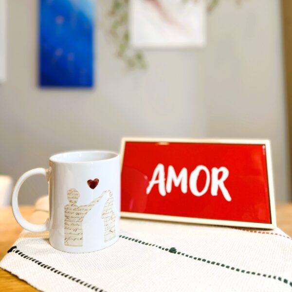 Combo Romântico Caneca e Azulejo AMOR apoiado em base de madeira