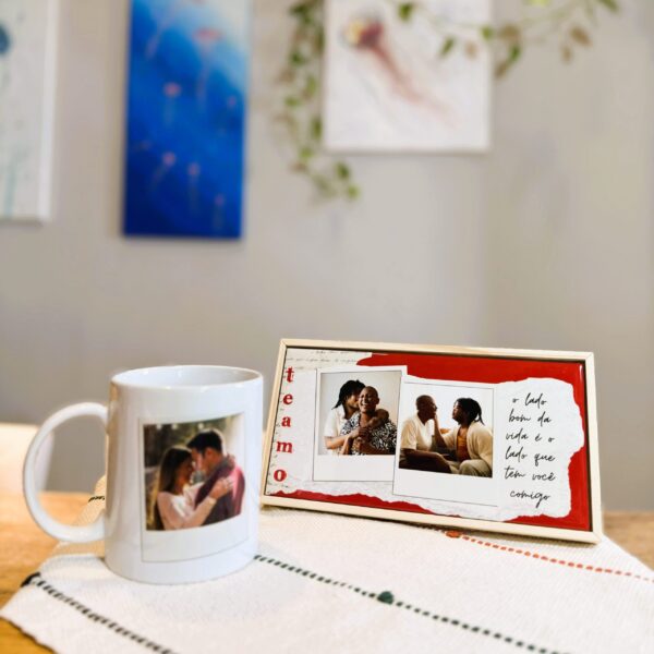 Combo Romântico Caneca e Azulejo Personalizado Coisa de Alma apoiado em base de madeira