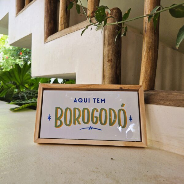 Azulejo Aqui Tem Borogodó com moldura, apoiado na prateleira