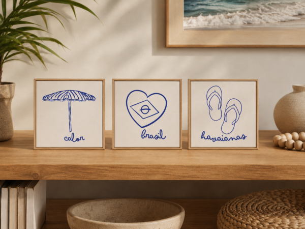 Três azulejos da linha Só Tem no Brasil na prateleira