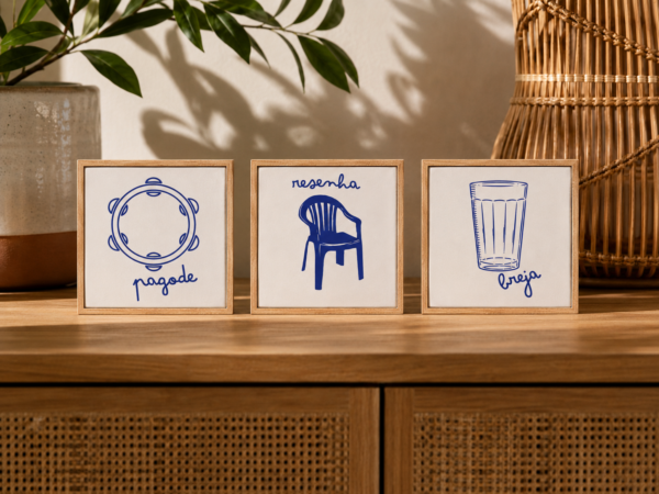 Quatro azulejos da linha Só Tem no Brasil na prateleira