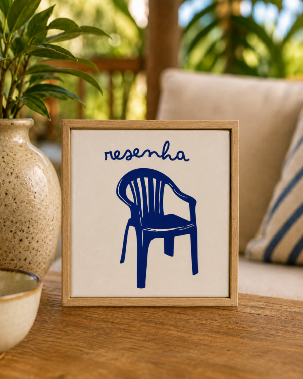 Azulejo da cadeira de plástico, resenha, com moldura na parede