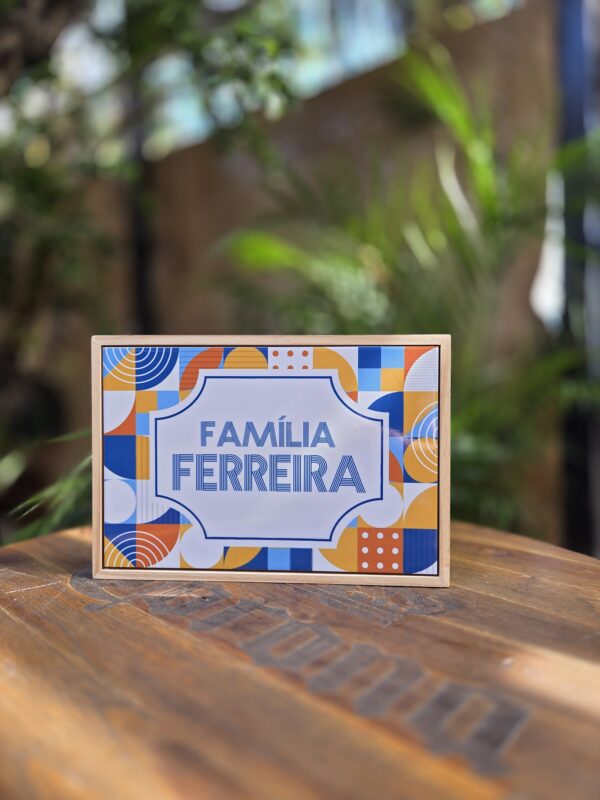 Azulejo personalizado Sobrenome da Família apoiado em base de madeira