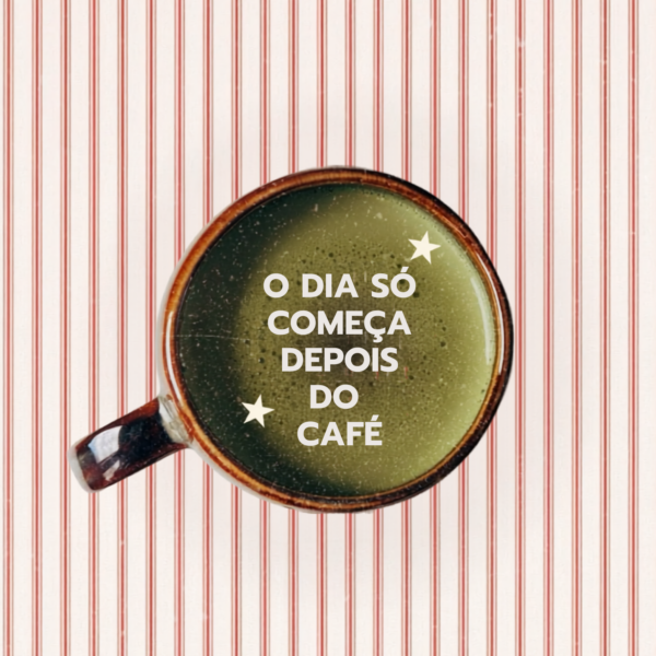 Arte do azulejo O Dia Só Começa Depois do Café com xícara vista de cima sobre fundo listrado rosa