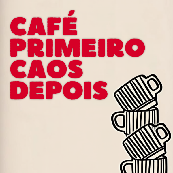 Arte do azulejo Café Primeiro, Caos Depois com letras vermelhas e pilha de xícaras