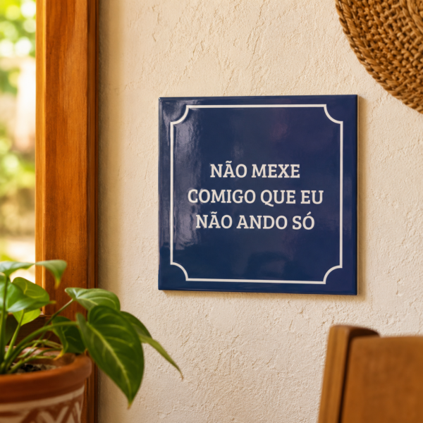 Azulejo decorativo 15x15 cm da Zazulê com a arte Não Mexe Comigo Que Eu Não Ando Só
