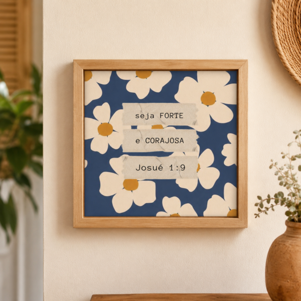 Azulejo decorativo Josué 1:9 Seja Forte e Corajosa com moldura, pendurado na parede
