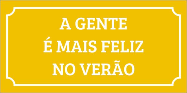 Azulejo decorativo Plaquinha A Gente é Mais Feliz no Verão com moldura, pendurado na parede