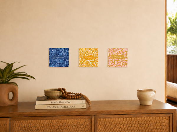 Trio de Azulejos Decorativos Palavras Calmaria, Presença e Leveza decorando o cantinho da casa