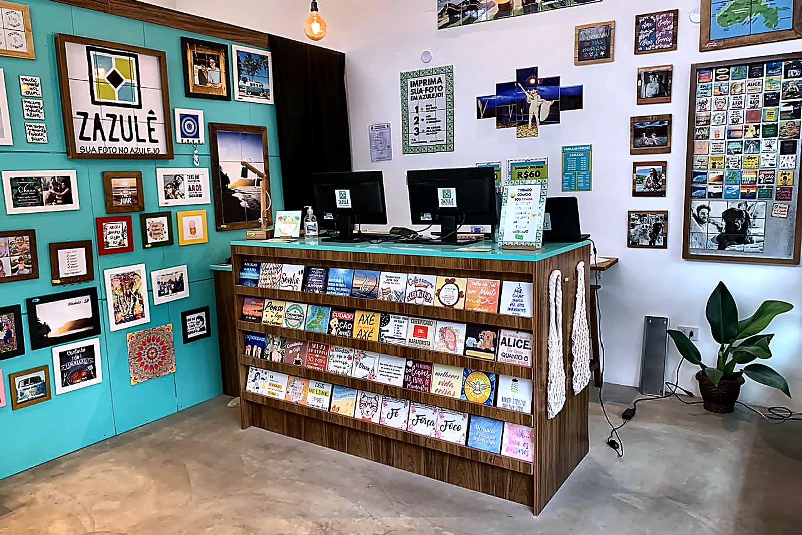 Interior de loja Zazulê com azulejos personalizados em exposição