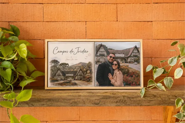 Duo de azulejos de viagem 15x30 com a arte de Campos do Jordão e a foto de um casal, em moldura de madeira na parede de tijolinho