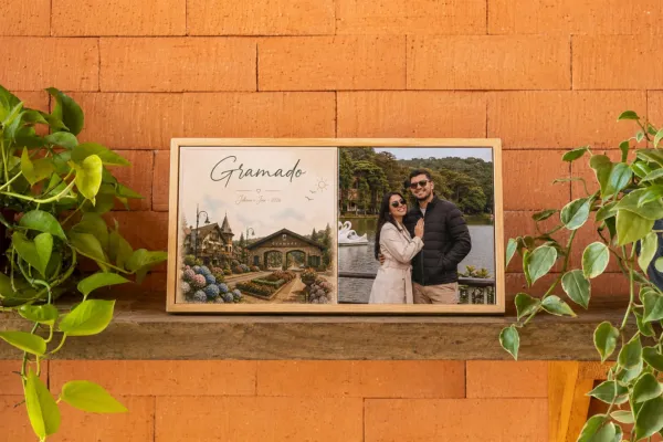 Duo de azulejos de viagem 15x30 com a arte de Gramado e a foto de um casal, em moldura de madeira na parede de tijolinho