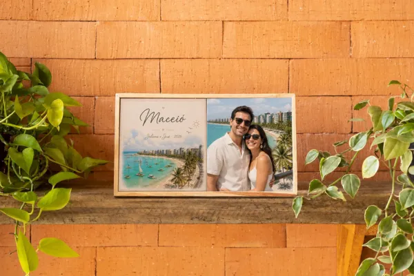 Duo de azulejos de viagem 15x30 com a arte de Maceió e a foto de um casal, em moldura de madeira na parede de tijolinho