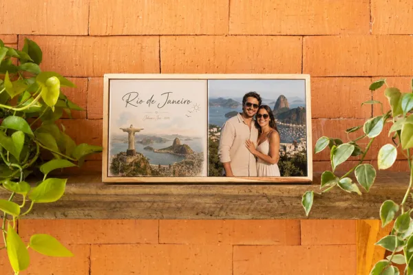 Duo de azulejos de viagem 15x30 com a arte de Recife e a foto de um casal, em moldura de madeira na parede de tijolinho