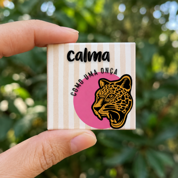 Ímã Decorativo 5x5 cm Calma Como Uma Onça